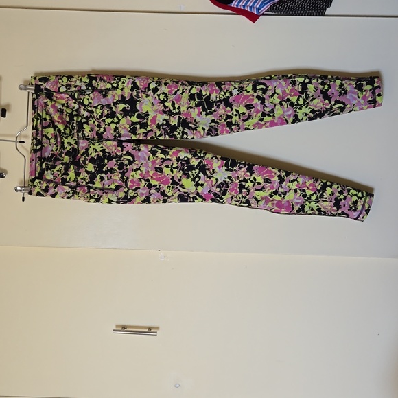 size 6 Lululemon Pants - Picture 5 of 5